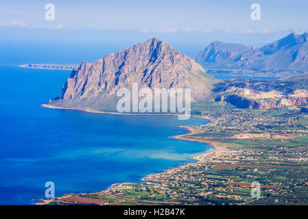 Blick auf die Küste von Trapani und Monte Cofano, von Erice, Trapani Provinz, Sizilien, Italien Stockfoto