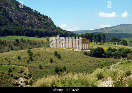 Antike Tempel von Segesta, Landschaft bei Segesta, Provinz Trapani, Sizilien, Italien Stockfoto