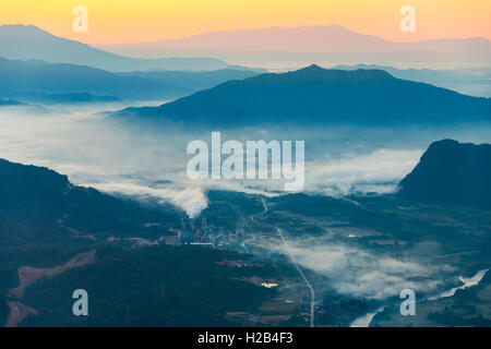 Karstgebirge bei Sonnenaufgang, Vang Vieng, Vientiane, Laos Stockfoto