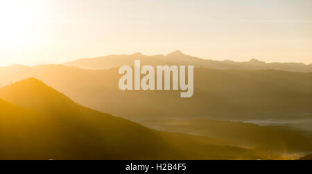 Karstgebirge bei Sonnenaufgang, Vang Vieng, Vientiane, Laos Stockfoto