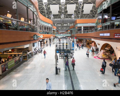 Nicht identifizierte Personen in Abflughalle der Sabiha Gökcen International Airport (SAW) in Istanbul, Türkei. Stockfoto