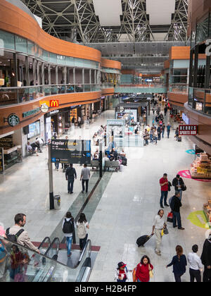 Nicht identifizierte Personen in Abflughalle der Sabiha Gökcen International Airport (SAW) in Istanbul, Türkei. Stockfoto