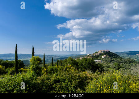 Typische toskanische Landschaft mit Hügeln und Zypressen, in der Rückseite einer Stadt auf einem Hügel, Montegiovi, Toskana, Italien Stockfoto