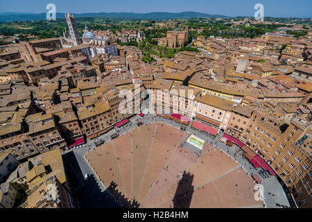 Blick auf die Piazza del Campo und Dächer der Stadt vom Torre del Mangia, Siena, Toskana, Italien Stockfoto