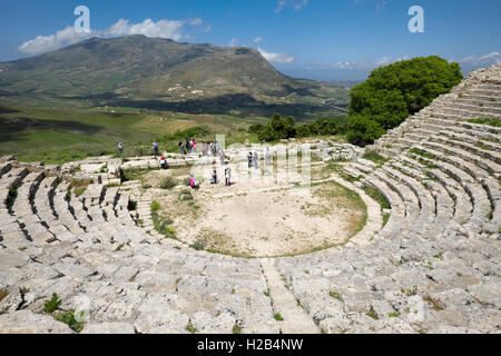 Amphitheater, das antike Theater von Segesta, Provinz Trapani, Sizilien, Italien Stockfoto