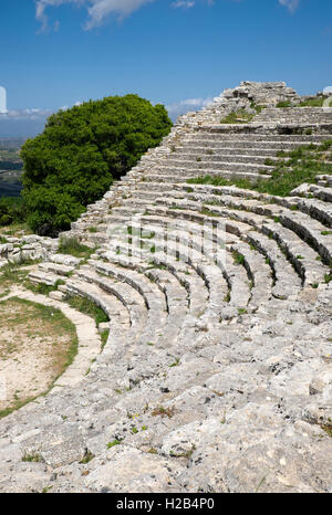 Amphitheater, das antike Theater von Segesta, Provinz Trapani, Sizilien, Italien Stockfoto