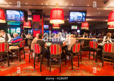 Poker Spieler an Poker im Casino, Las Vegas, Nevada, USA Stockfoto
