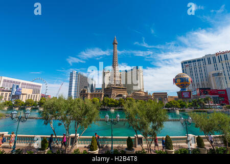 Replik der Eiffelturm, Paris Hotel und See vor der Bellagio Hotel in Las Vegas, Nevada, USA Stockfoto