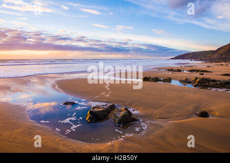 Sandymouth Strand an der Küste von North Cornwall in der Nähe von Bude. England. Stockfoto