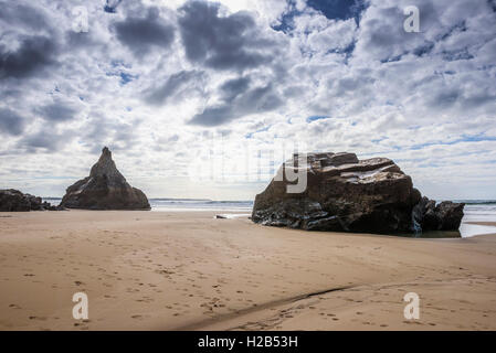 Der Strand bei Ebbe am Bedruthan Steps in Cornwall freigelegt. Stockfoto