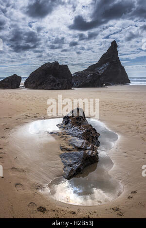 Der Strand bei Ebbe am Bedruthan Steps in Cornwall freigelegt. Stockfoto