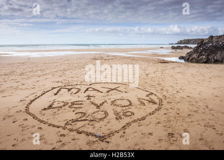 Namen in den Sand geschrieben am Strand von Bedruthan Steps in Cornwall. Stockfoto