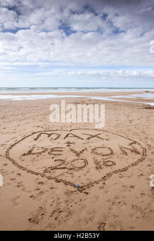 Namen in den Sand geschrieben am Strand von Bedruthan Steps in Cornwall. Stockfoto