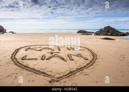 Namen und ein Herz in den Sand am Strand von Bedruthan Steps in Cornwall geschrieben. Stockfoto