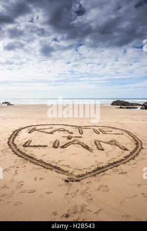 Namen und ein Herz in den Sand am Strand von Bedruthan Steps in Cornwall gezeichnet. Stockfoto