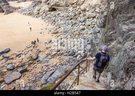 Touristen Klettern hinunter die sehr steilen Stufen im Bedruthan Steps in Cornwall. Stockfoto