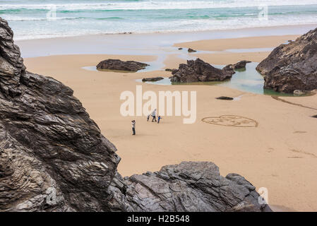 Der Strand bei Ebbe am Bedruthan Steps in Cornwall freigelegt. Stockfoto