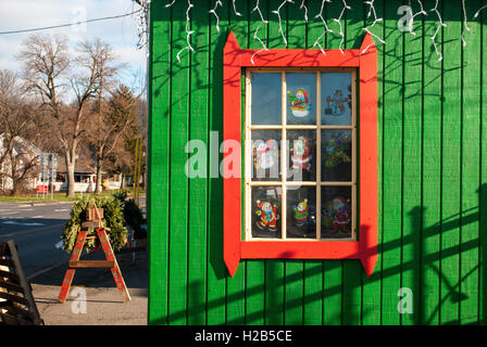 Ein helles Grün und Rot Weihnachten-Hütte. Stockfoto