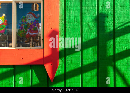 Ein helles Grün und Rot Weihnachten-Hütte. Stockfoto