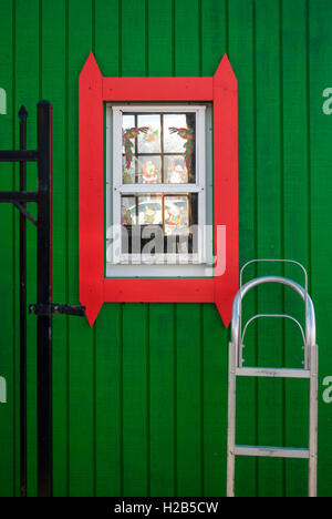 Ein helles Grün und Rot Weihnachten-Hütte. Stockfoto