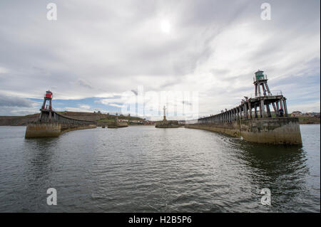 Segeln in den Eingang von Whitby Hafen an der Küste von North Yorkshire Stockfoto