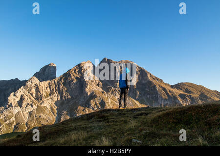 Wanderer sehen die Landschaft in den italienischen Alpen am Passo di Giau, Belluno / Venetien - Italien Stockfoto