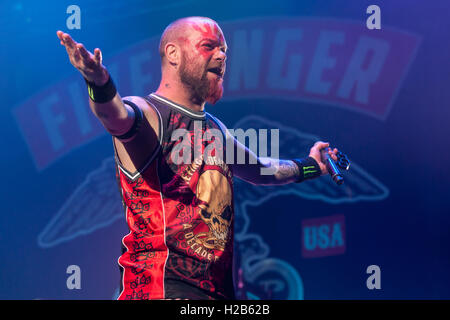 Die US-amerikanische Heavy-Metal-Rock-Band Five Finger Death Punch führen im Konzert. Stockfoto