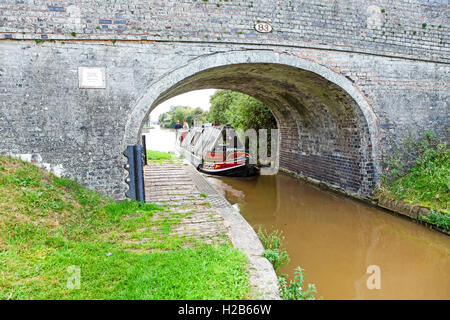 Brücke Nr. 83, Austins Bridge mit einer Barge geht unter ihm auf dem Shropshire-Union-Kanal bei Audlem Cheshire England UK Stockfoto