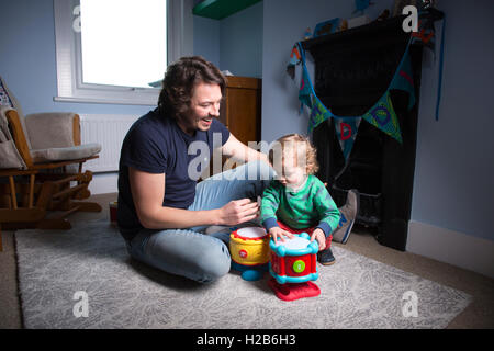 Hausmann, sagte gemeinsame Elternzeit, eines nur 3.000 britische Väter, um gemeinsame Elternzeit zu nehmen. Stockfoto