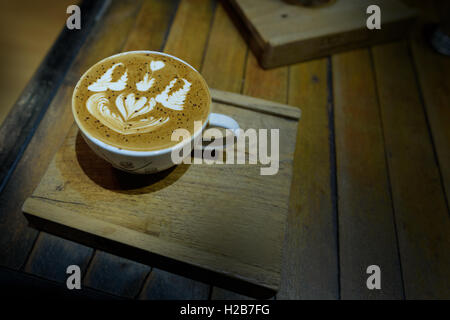 Kaffee Latte Kunst im Café Vintage Farbton, Vignettierung Stockfoto