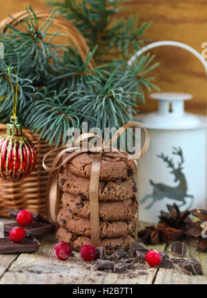 Chocolate Chip Cookies, Cranberry und Schokolade. Weihnachtsgeschenke. Um Cookies gebunden mit Band und Fichte Zweig in einem Korb Stockfoto