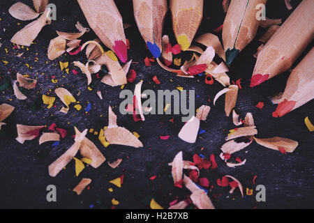 Nahaufnahme von Buntstiften auf einem abgenutzten schwarzen Hintergrund Vintage Retro-Filter. Stockfoto
