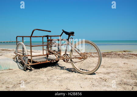 Rostige Lieferung Fahrrad am Strand Stockfoto