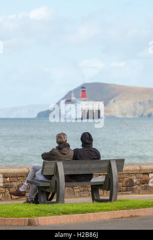 Paar auf einer Bank, die gerade die Irish Ferry von Fishguard ausgehen Stockfoto