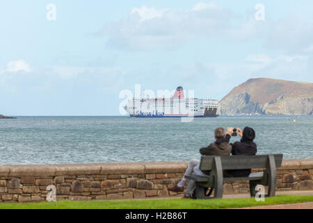 Paar auf einer Bank, die gerade die Irish Ferry von Fishguard ausgehen Stockfoto