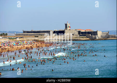 Strand und Forte de Sao Juliao da Barra in der Nähe von Estoril, Portugal Stockfoto