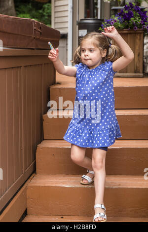 Drei Jahre alte Mädchen zeigen ihre Finger mit einer Bandage drauf in Issaquah, Washington, USA Stockfoto