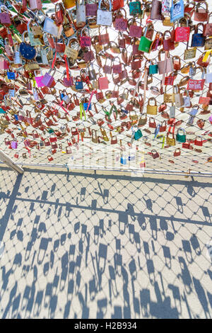 Salzburg: Liebe Sperren auf einer Brücke, Schatten, Salzburg, Österreich Stockfoto