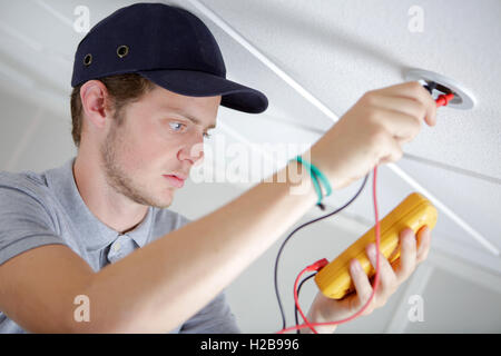 überprüfen die Quelle von Elektrizität Stockfoto