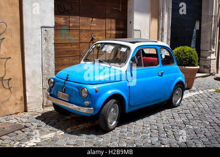 Retro, blau, kleines, altes Auto parkten auf einer der Straßen in Trastevere in Rom. Stockfoto