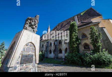 Vlad Tepes (Vlad Dracula) Büste vor Kirche des Dominikanerklosters im historischen Zentrum von Sighisoara, Rumänien Stockfoto