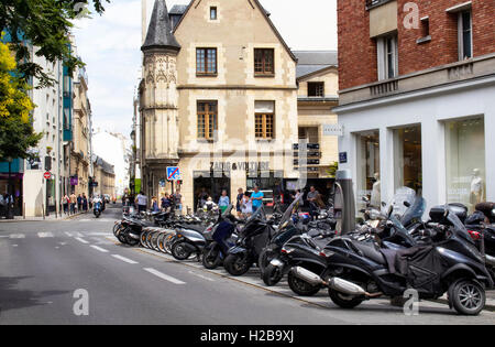 Blick auf Motorräder parkten auf einer der Straßen in Le Marais-Viertel. Mode-Boutiquen und traditionellen französischen Architektur-Stil Stockfoto