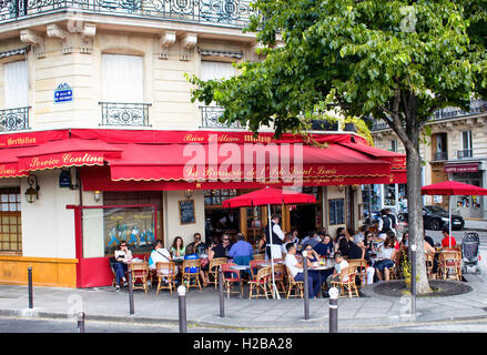 Menschen haben Mittagessen in einem der französischen Brasserien in Paris Stockfoto