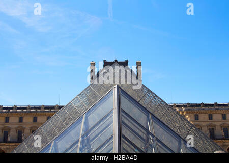 Berühmte Glaspyramide aus einem anderen Blickwinkel im Louvre Museum in Paris. Es ist die größte der Welt. Stockfoto