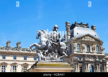 Statue von König Louis XIV im Innenhof des Louvre. Gemacht von Gian Lorenzo Bernini Stockfoto