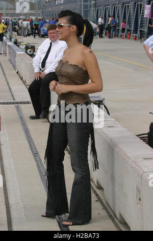 Ehemalige Hörensagen Sängerin und Schauspielerin kym Marsh (Michelle connor Coronation Street) erscheint an der "Tage des Donners" Rennen treffen in Rockingham in 2005. Stockfoto