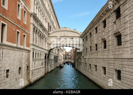 Seufzer-Brücke zwischen dem Dogenpalast und dem Gefängnis Prigioni Nuove von Venedig in Italien. Stockfoto