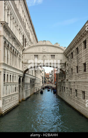 Seufzer-Brücke zwischen dem Dogenpalast und dem Gefängnis Prigioni Nuove von Venedig in Italien. Stockfoto