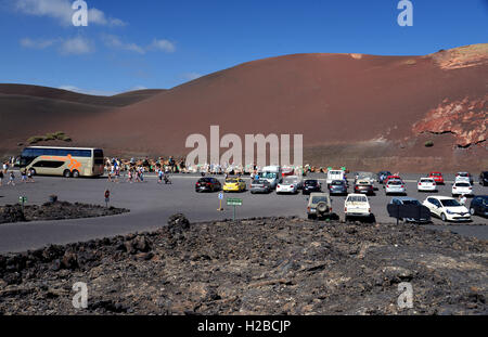 Kamel-Safari in Lanzarote Kanarische Islands.View der Touristen ankommen und belebten Parkplatz. Stockfoto