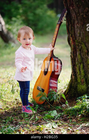 glückliche Mädchen mit Gitarre Stockfoto